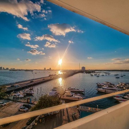 Bayfront Apartment Breathtaking Views- One Bedroom W Balcony- Living Room -Free Parking マイアミビーチ エクステリア 写真