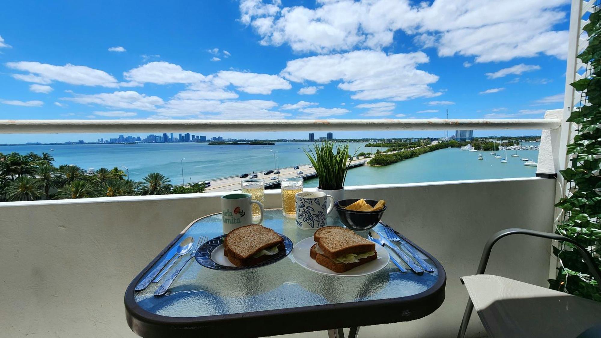 Bayfront Apartment Breathtaking Views- One Bedroom W Balcony- Living Room -Free Parking マイアミビーチ エクステリア 写真