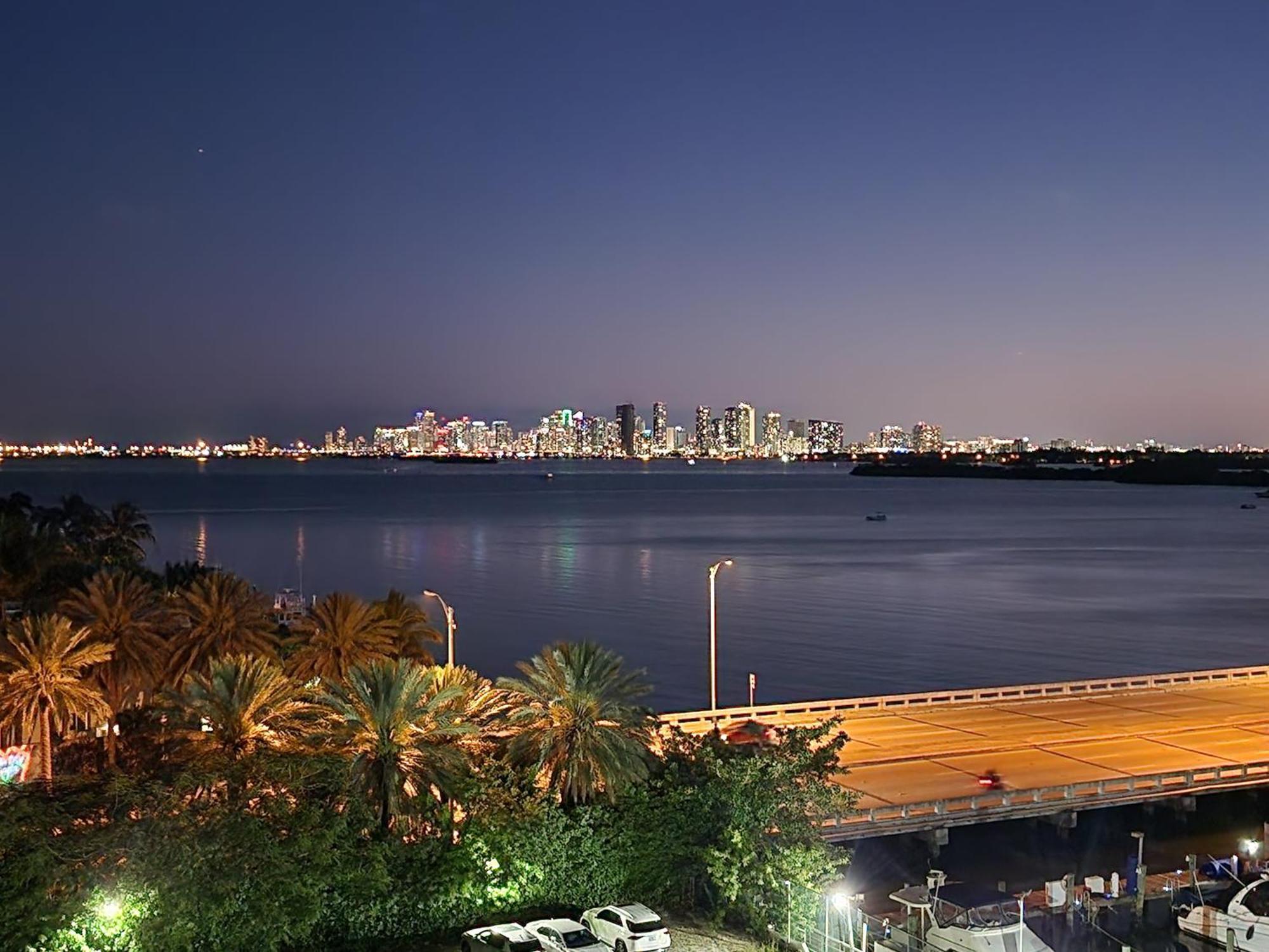 Bayfront Apartment Breathtaking Views- One Bedroom W Balcony- Living Room -Free Parking マイアミビーチ エクステリア 写真
