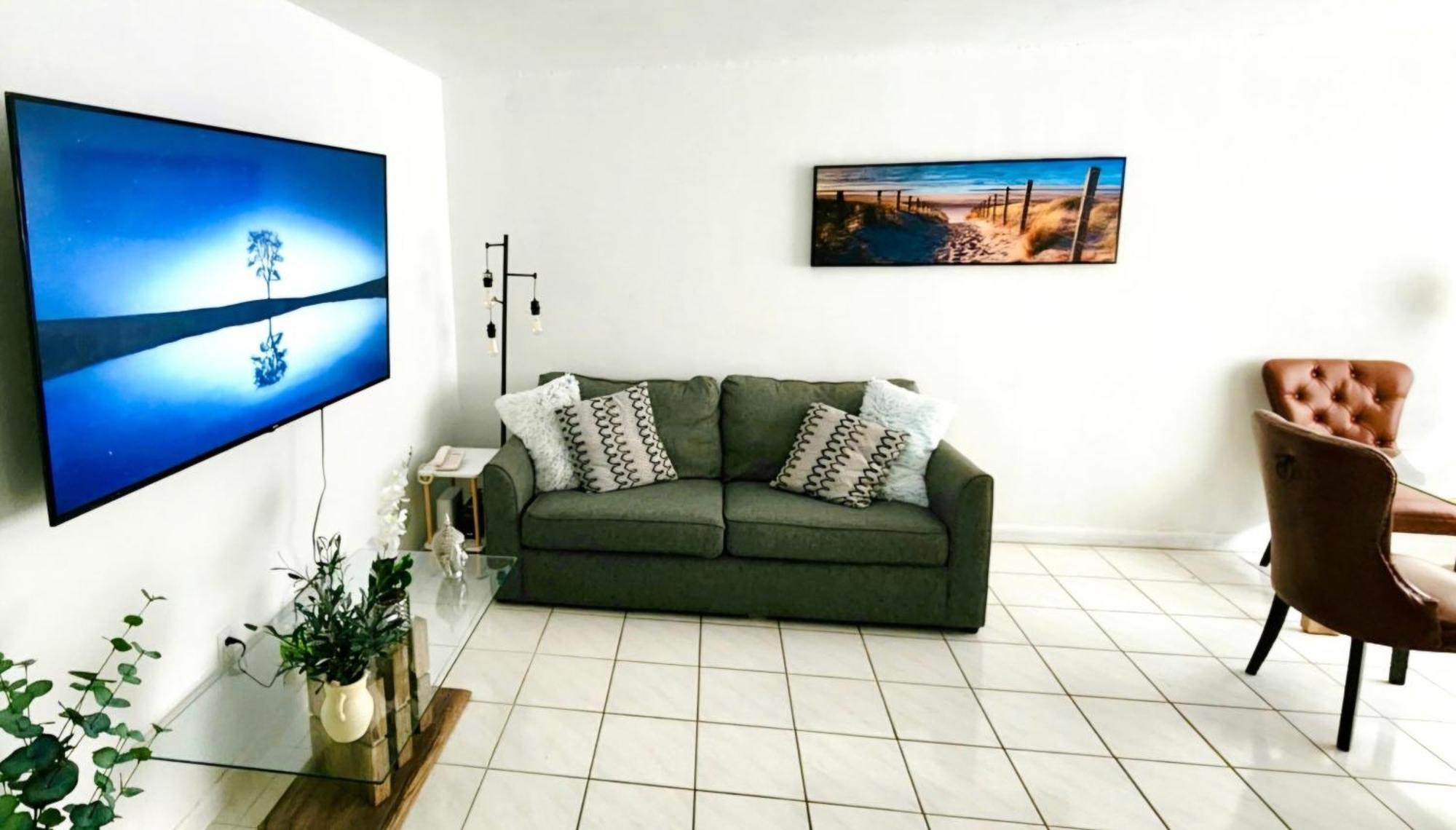 Bayfront Apartment Breathtaking Views- One Bedroom W Balcony- Living Room -Free Parking マイアミビーチ 部屋 写真