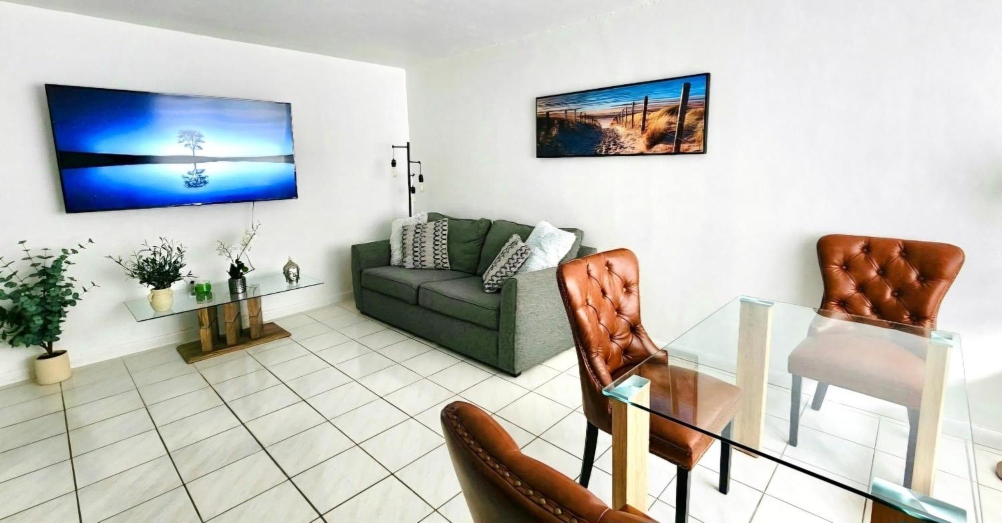 Bayfront Apartment Breathtaking Views- One Bedroom W Balcony- Living Room -Free Parking マイアミビーチ 部屋 写真
