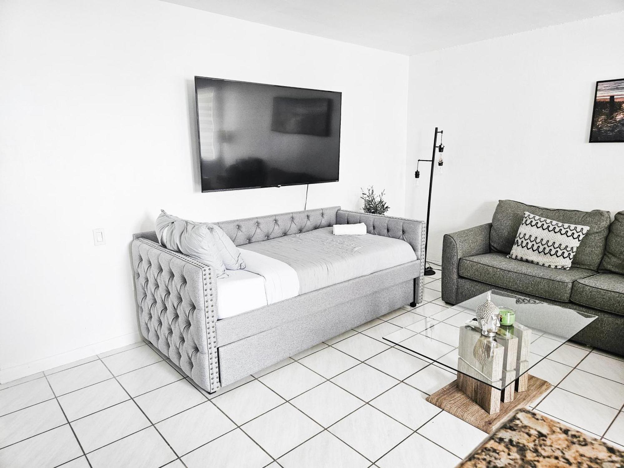 Bayfront Apartment Breathtaking Views- One Bedroom W Balcony- Living Room -Free Parking マイアミビーチ エクステリア 写真